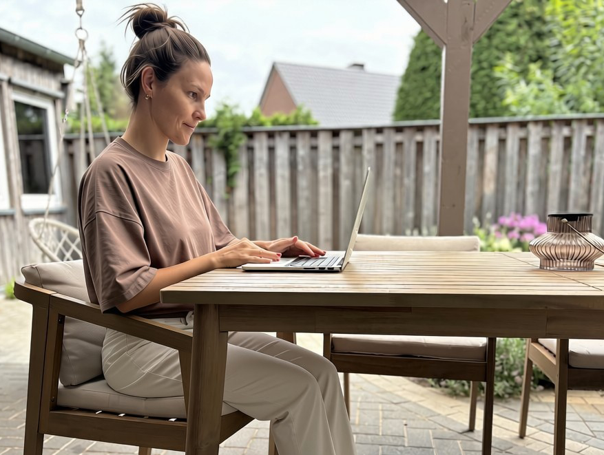 Über mich Ein authentisches Foto von mir beim Arbeiten im Homeoffice auf der Terrasse.